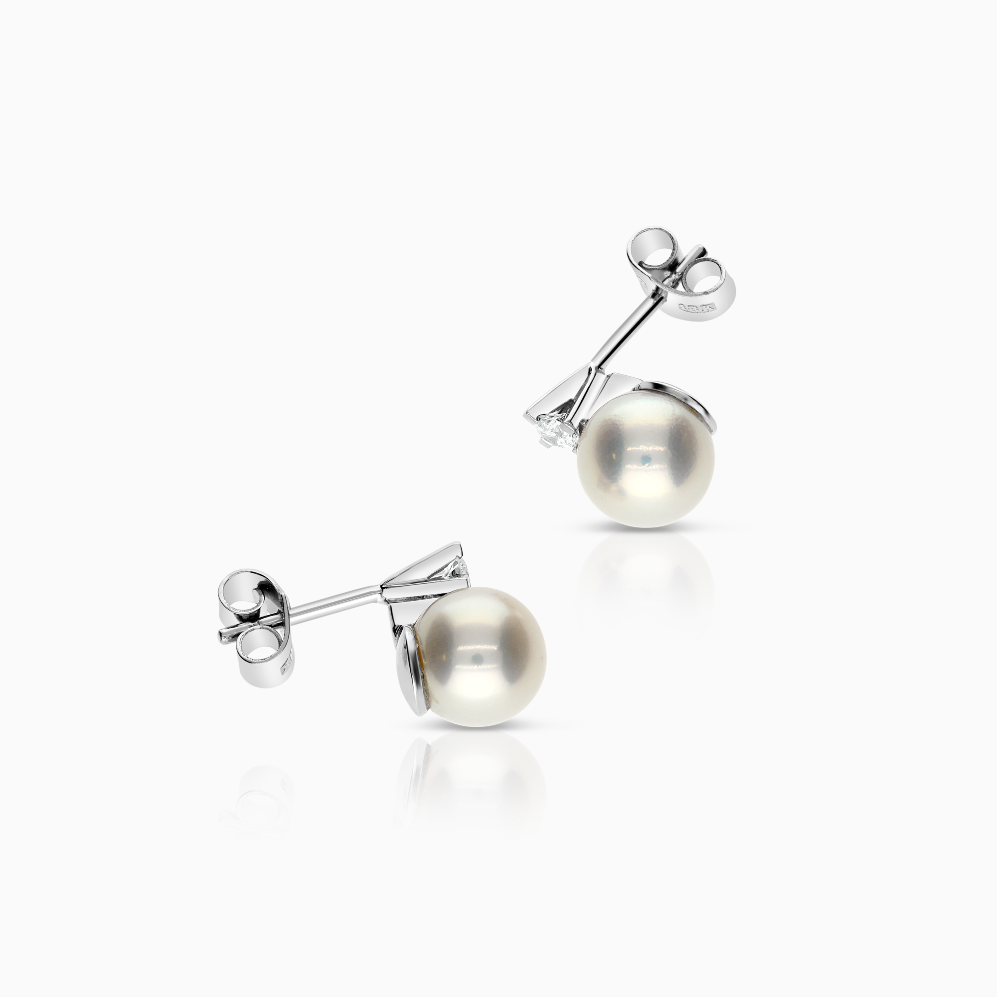 Pearl earrings with 0.20ct diamonds in 18K white gold
