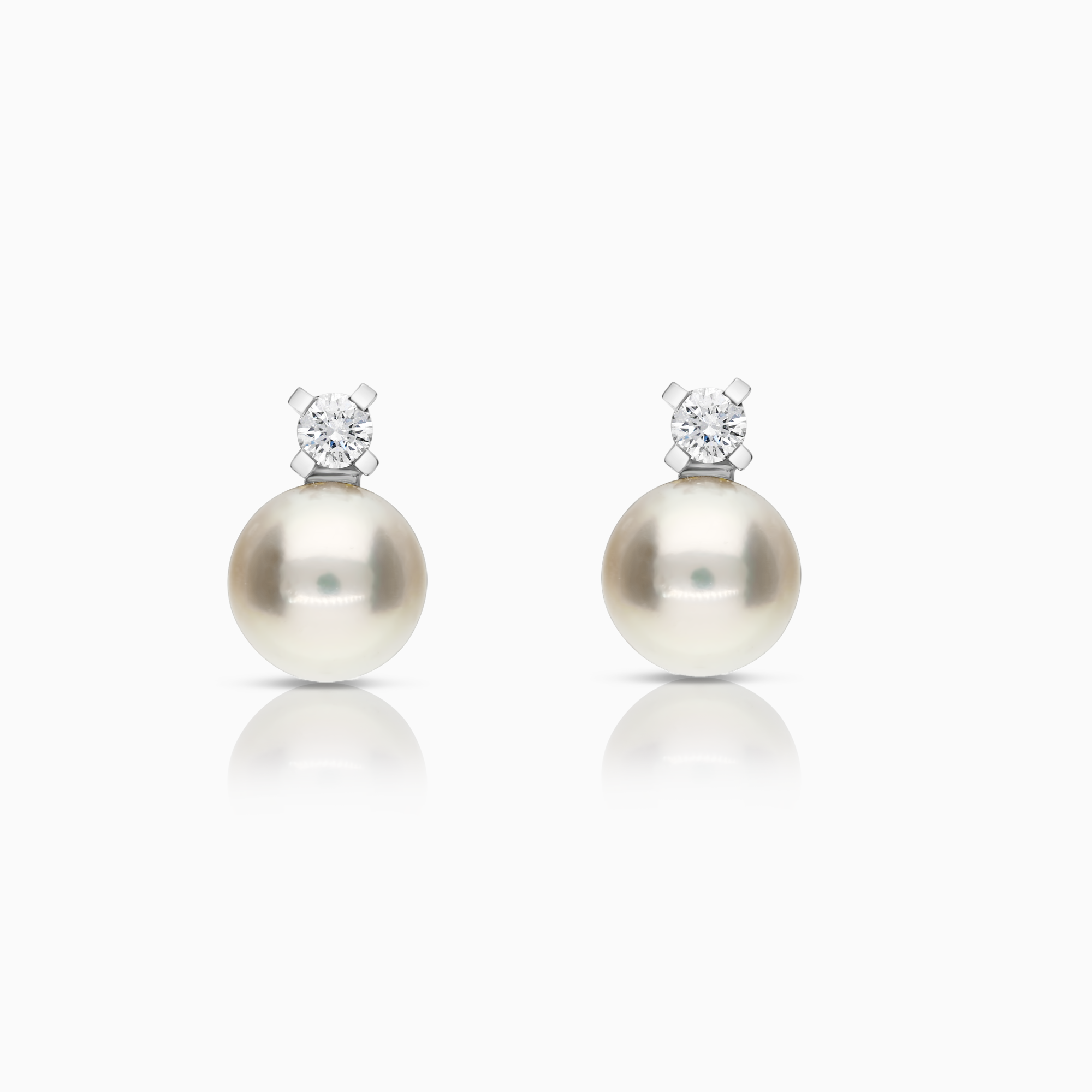 Pearl earrings with 0.20ct diamonds in 18K white gold