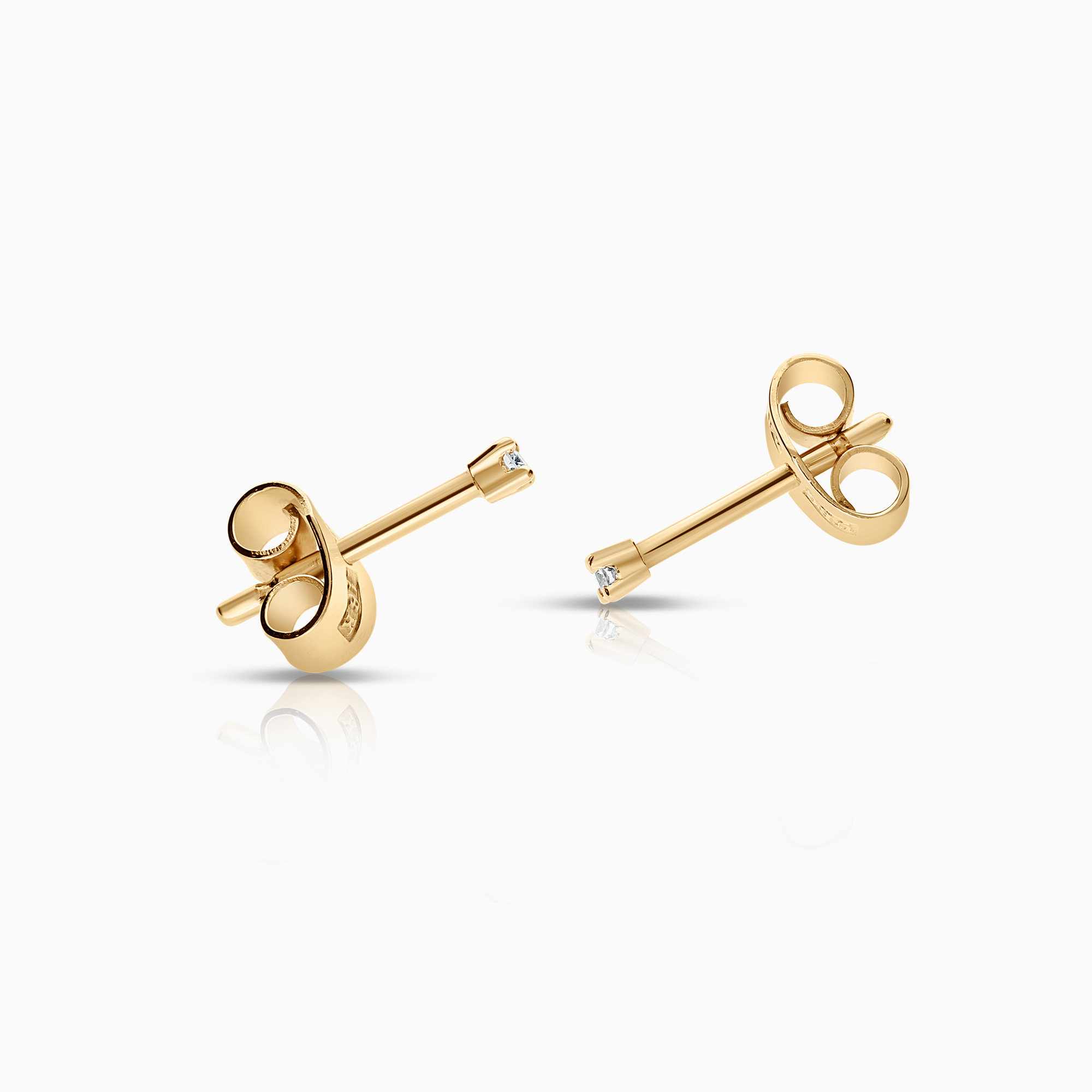 Solitärörhängen 0,04ct 18K guld