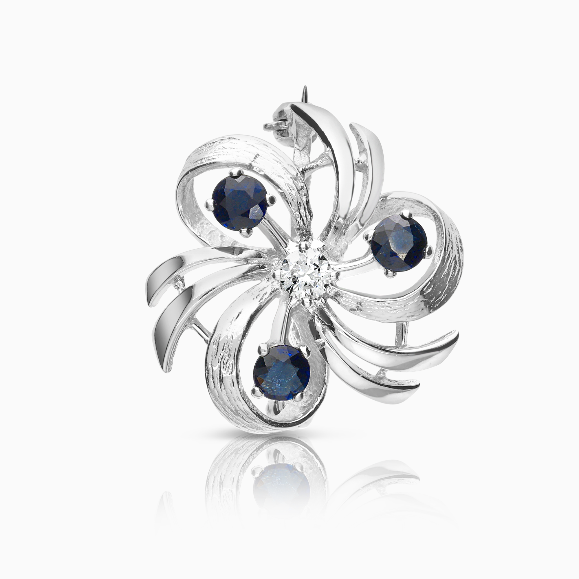 Brooch with sapphires and diamond 0.15ct 18K white gold