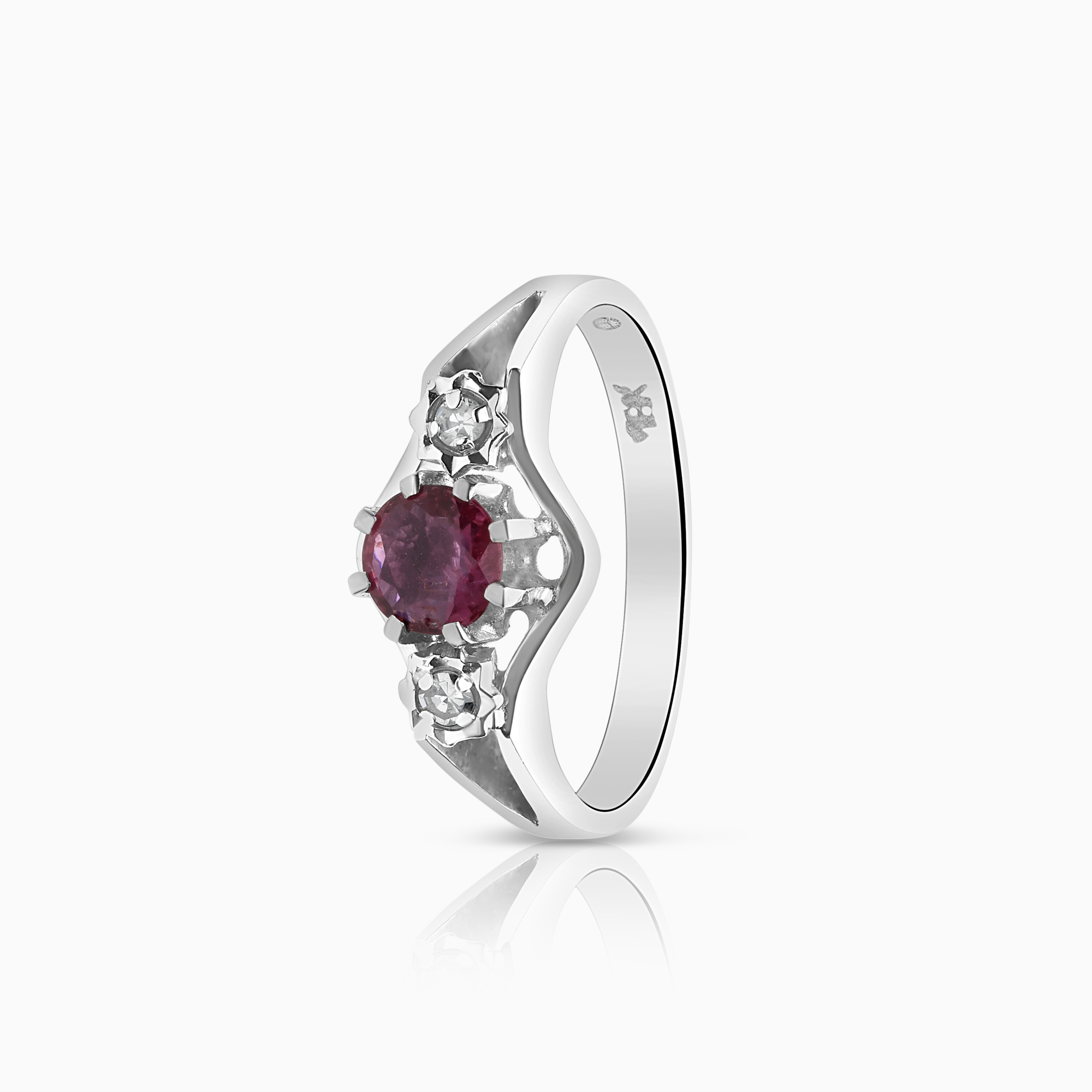 Trestensring rubin 0,04ct med diamanter 18K vitguld