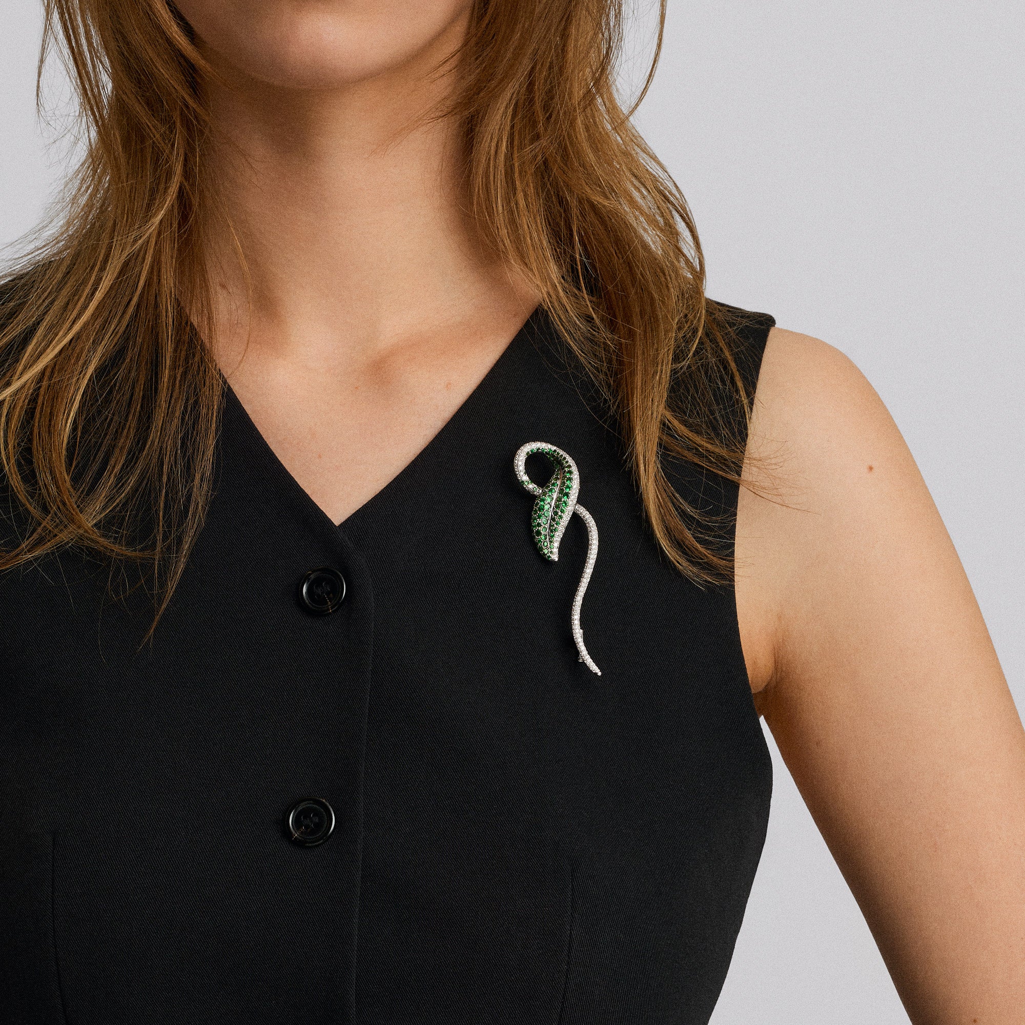 Diamond brooch with green tsavorites 2.00ct 18K white gold