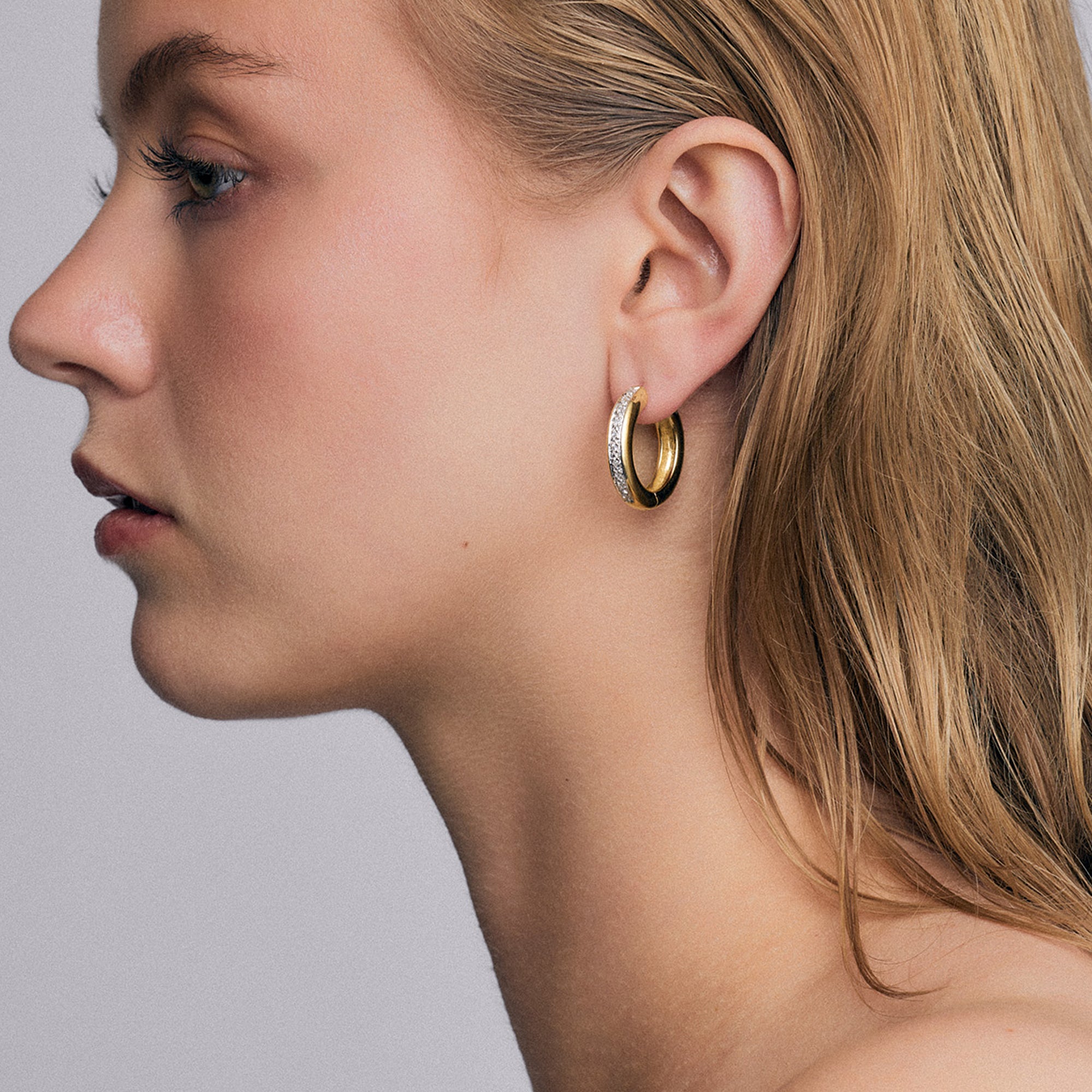 Diamantörhängen creoler 0,12ct 18K guld