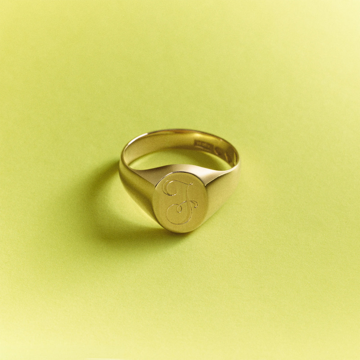 Signet ring with letter J 9.65g 18K gold