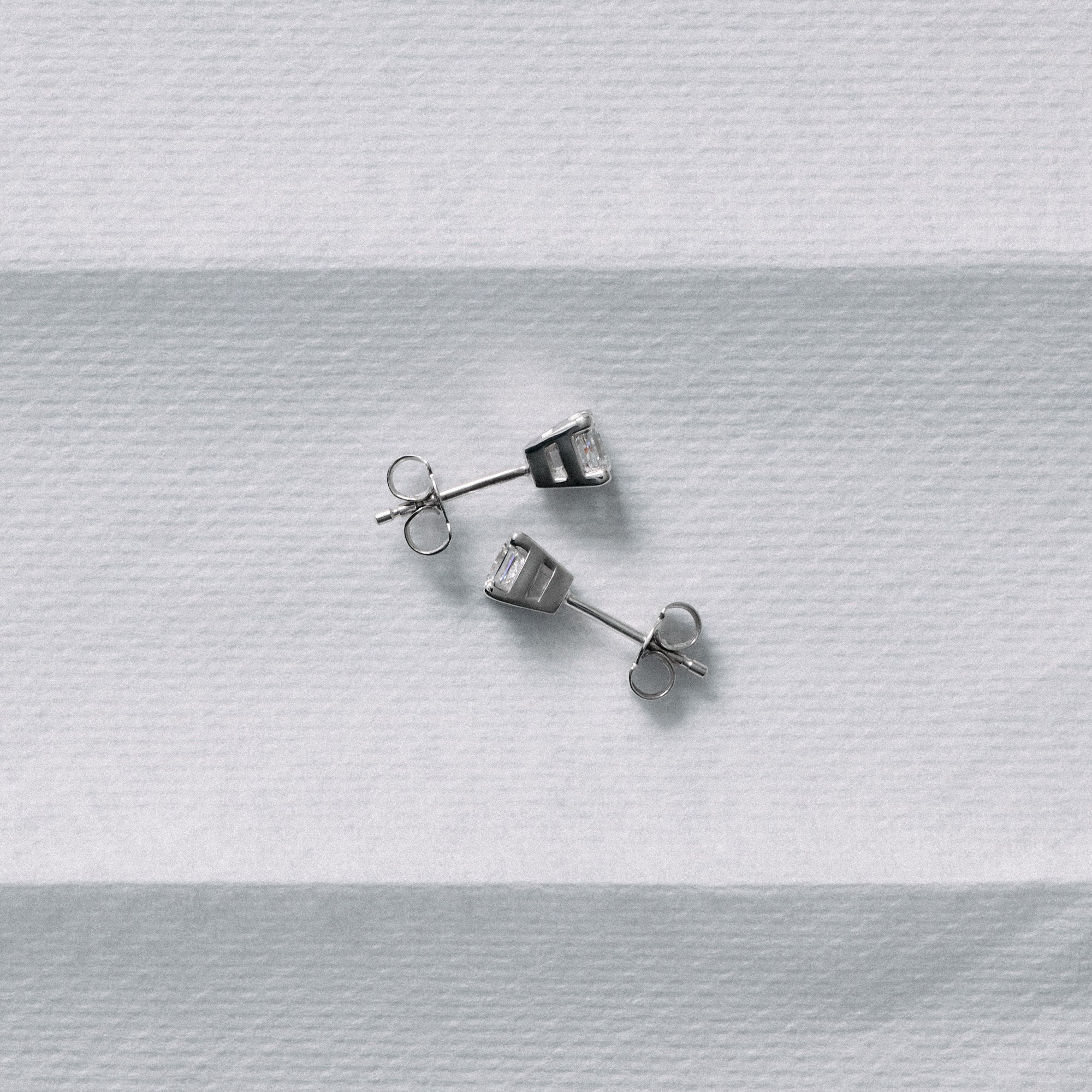 Solitärörhängen 0,80ct 18K vitguld
