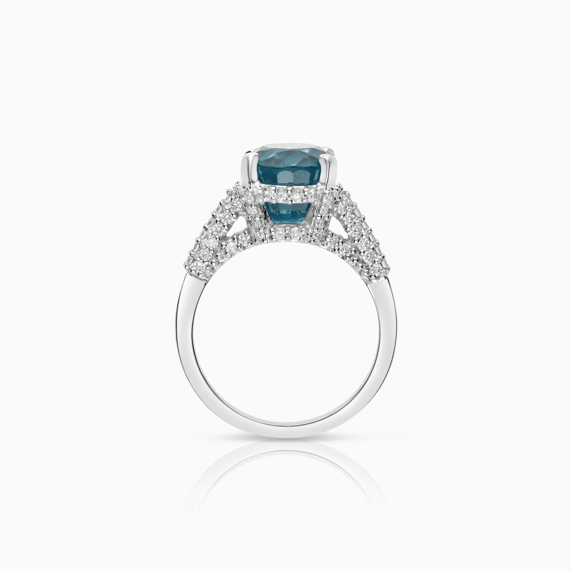 Cocktailring med diamanter 0,86ct & blå cubic zirconia 8,00ct