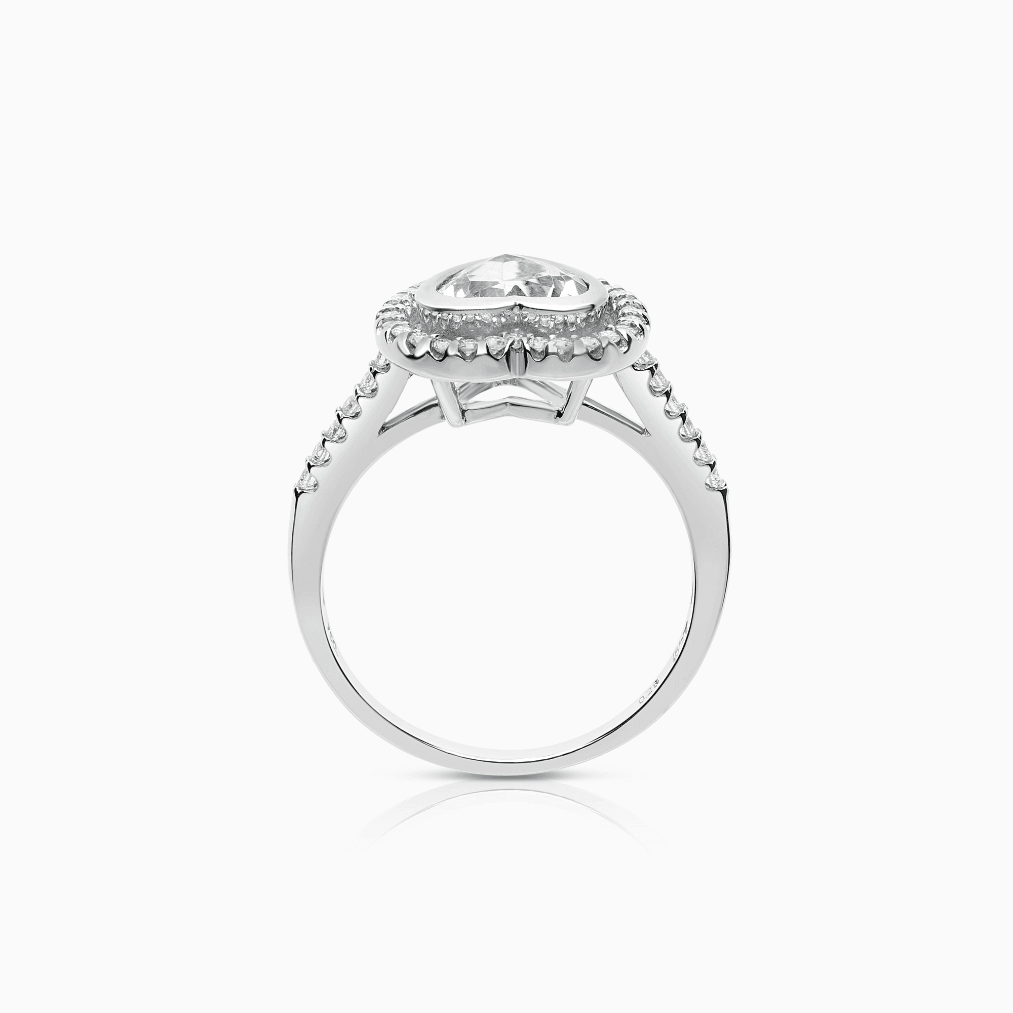 Diamantring med en cubic som mittsten 0,26ct 18K vitguld