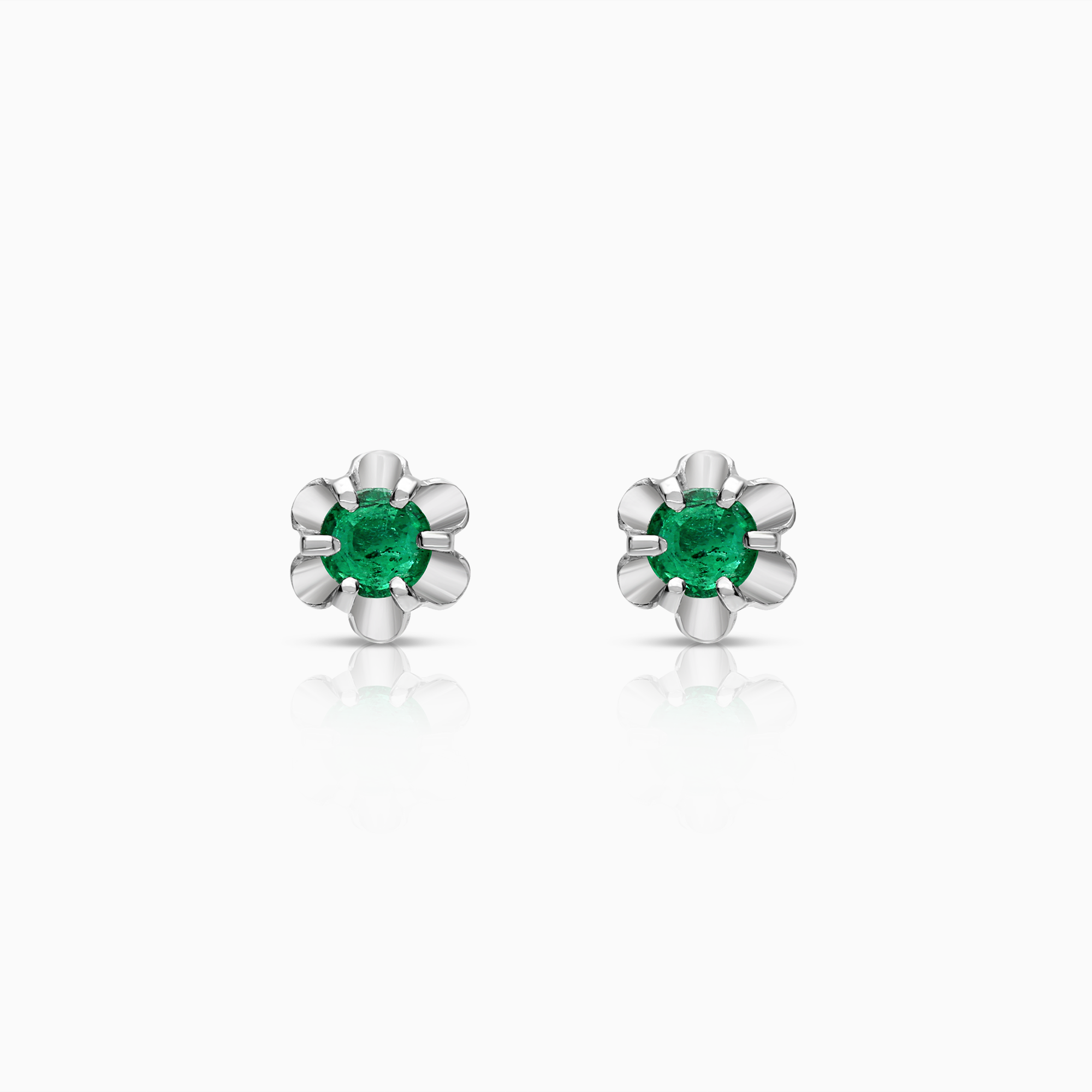 Solitaire earrings with green emeralds 1.38g 18K white gold