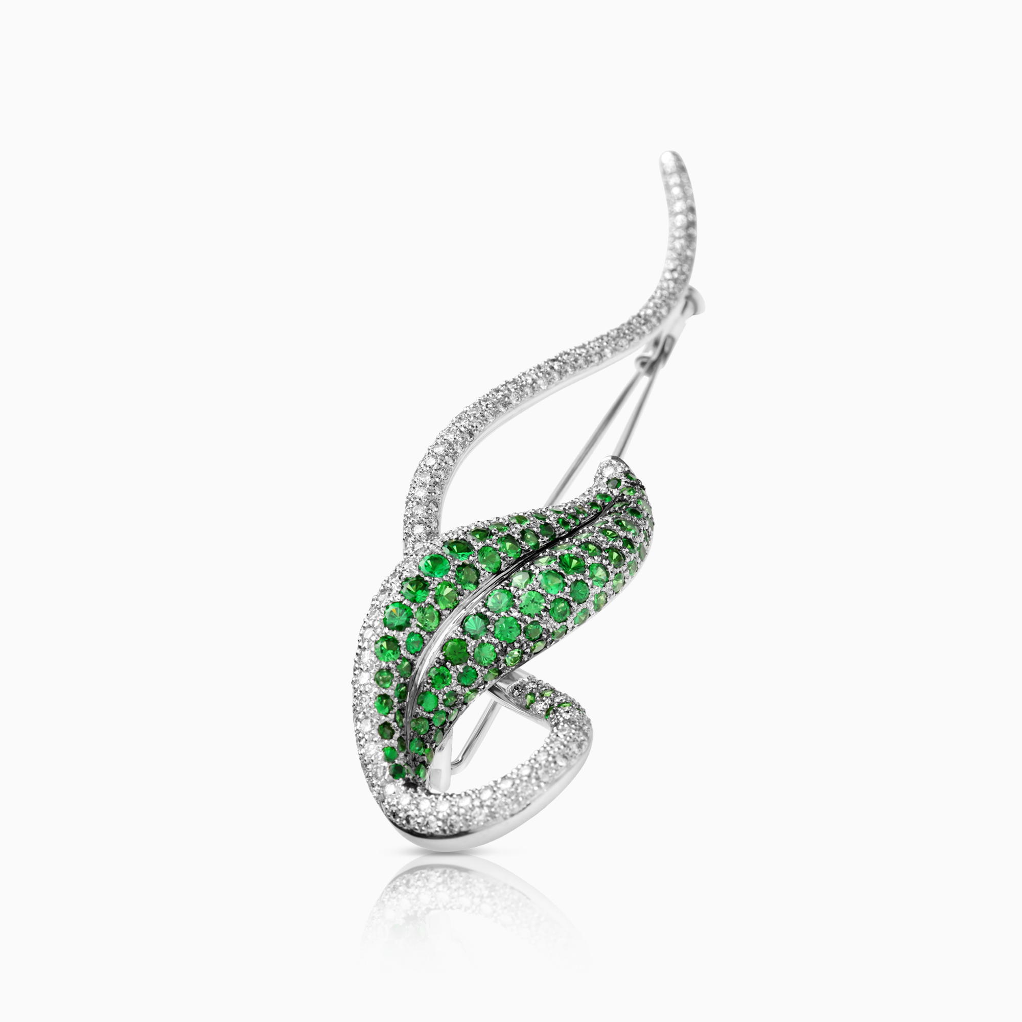 Diamantbrosch med gröna tsavoriter 2,00ct 18K vitguld