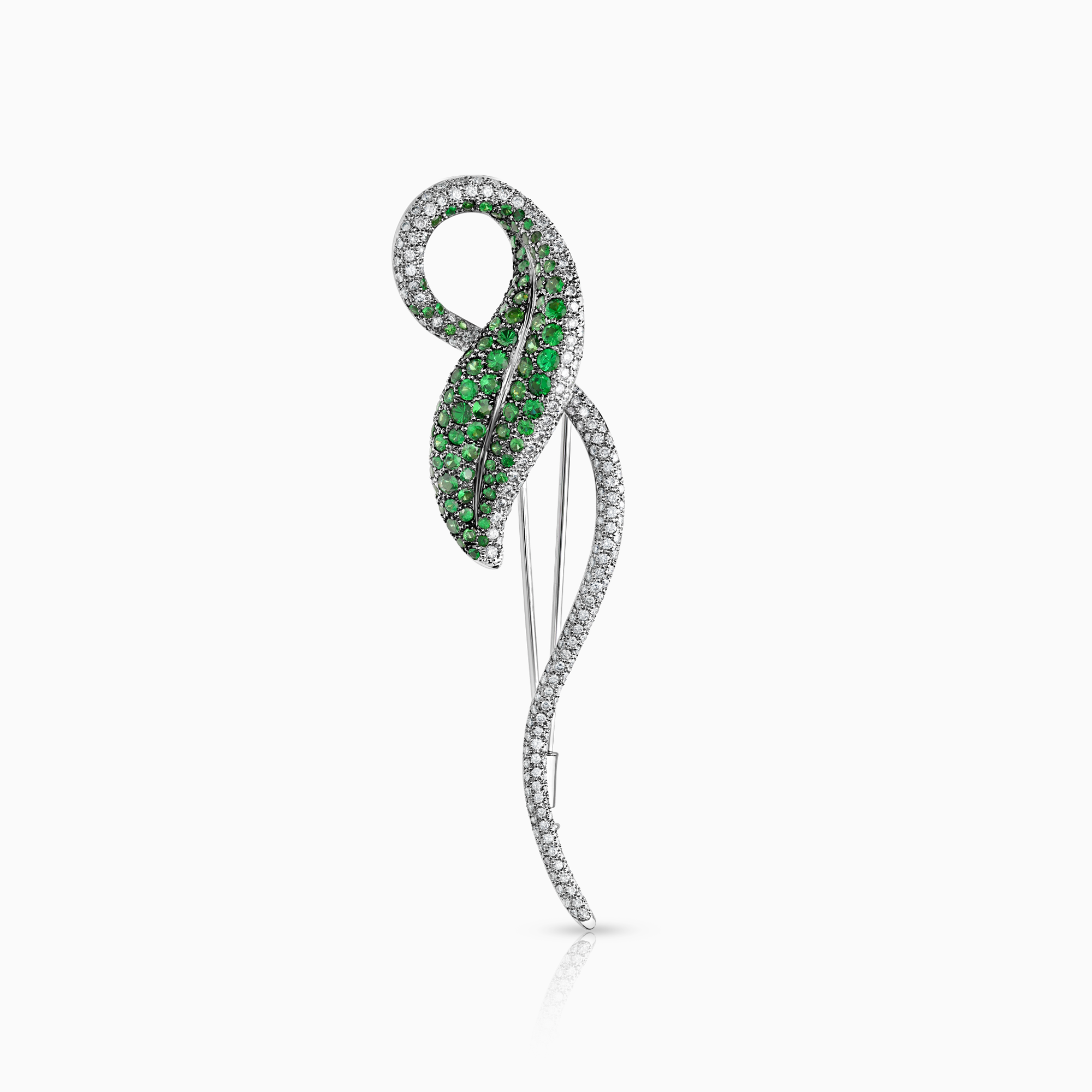 Diamantbrosch med gröna tsavoriter 2,00ct 18K vitguld