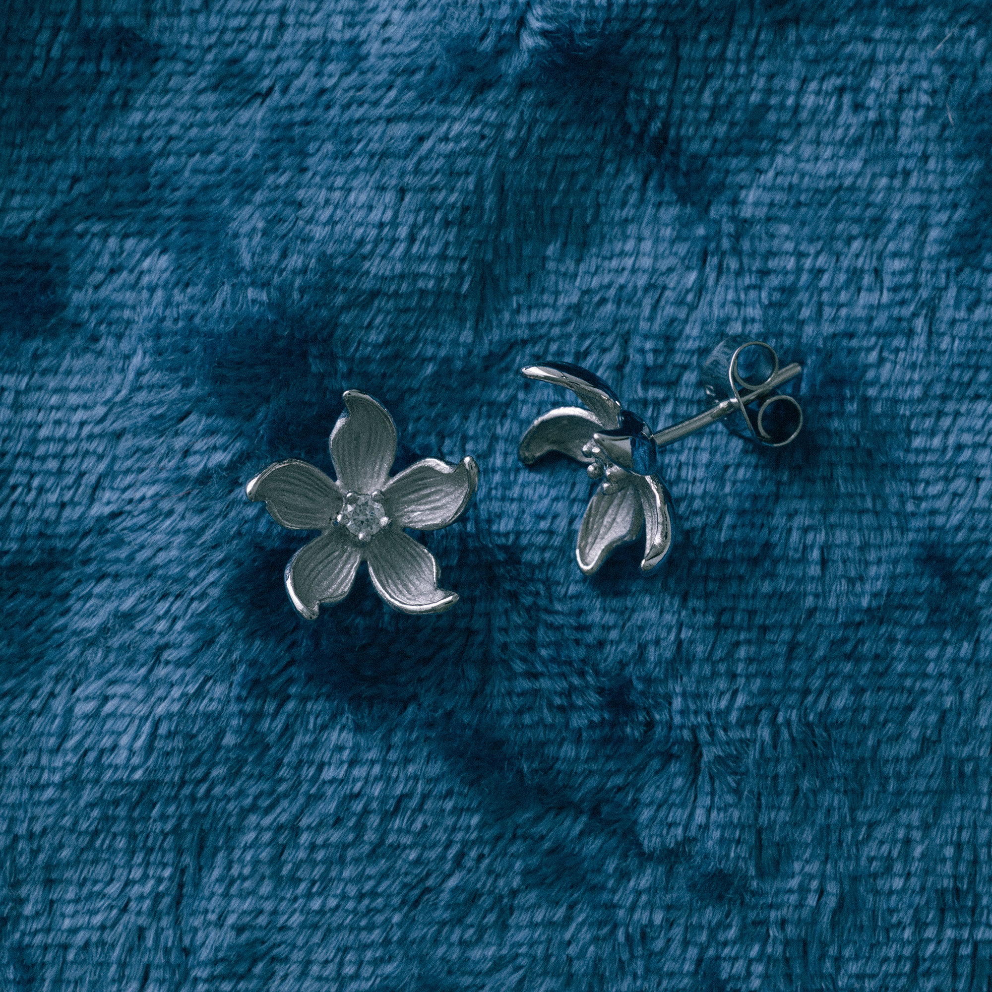 Örhängen blomma med diamanter 0,06ct 18K vitguld