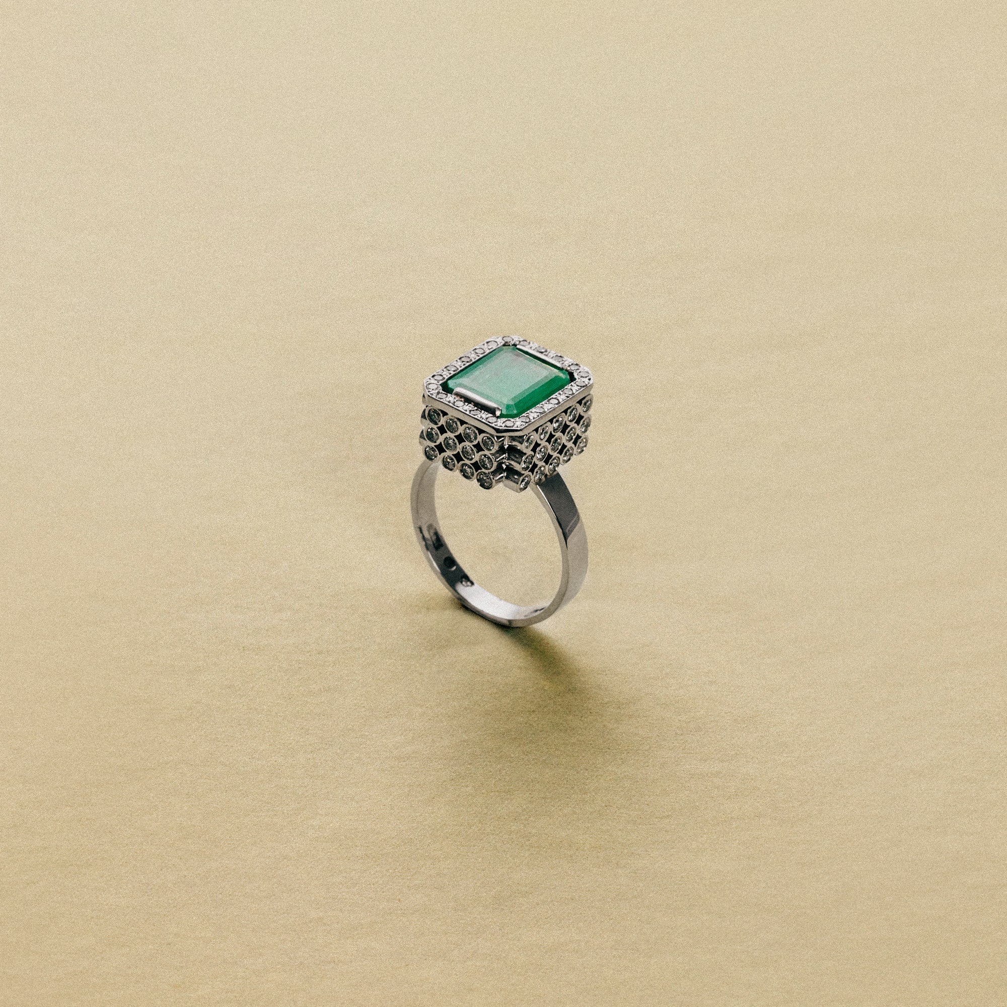 Diamantring med smaragd 0,81ct 18K vitguld