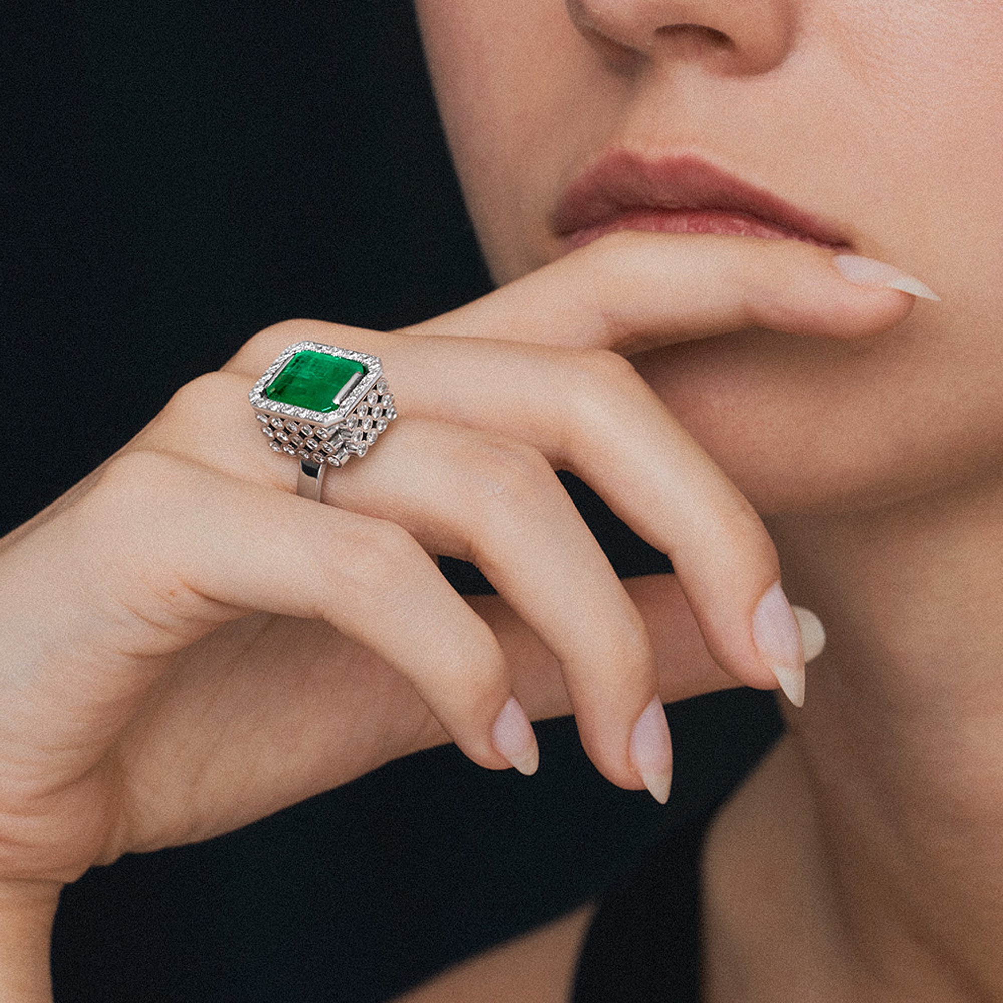 Diamantring med smaragd 0,81ct 18K vitguld