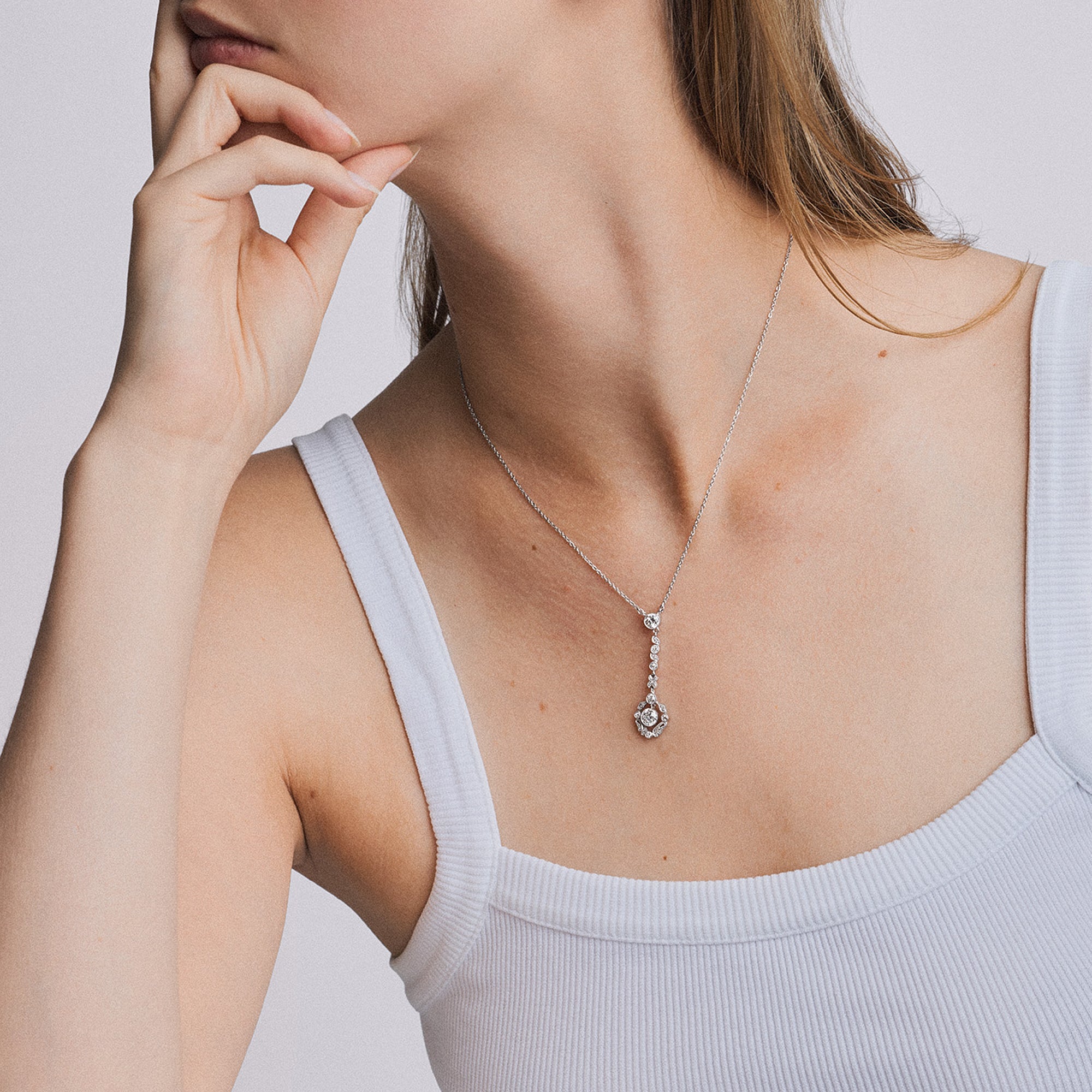 Halsband med diamanthänge 0,95ct 18K vitguld