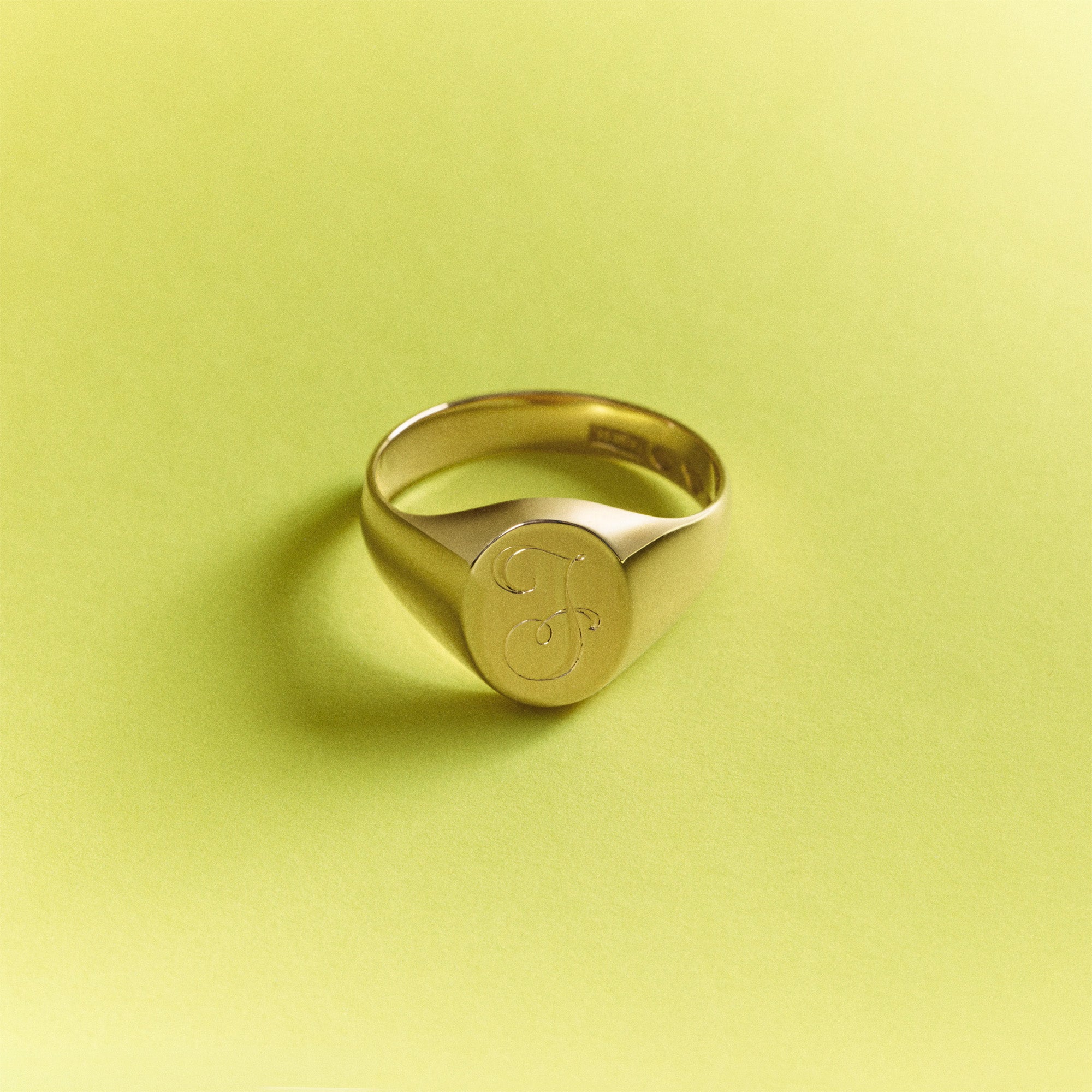 Signet ring with letter J 9.65g 18K gold