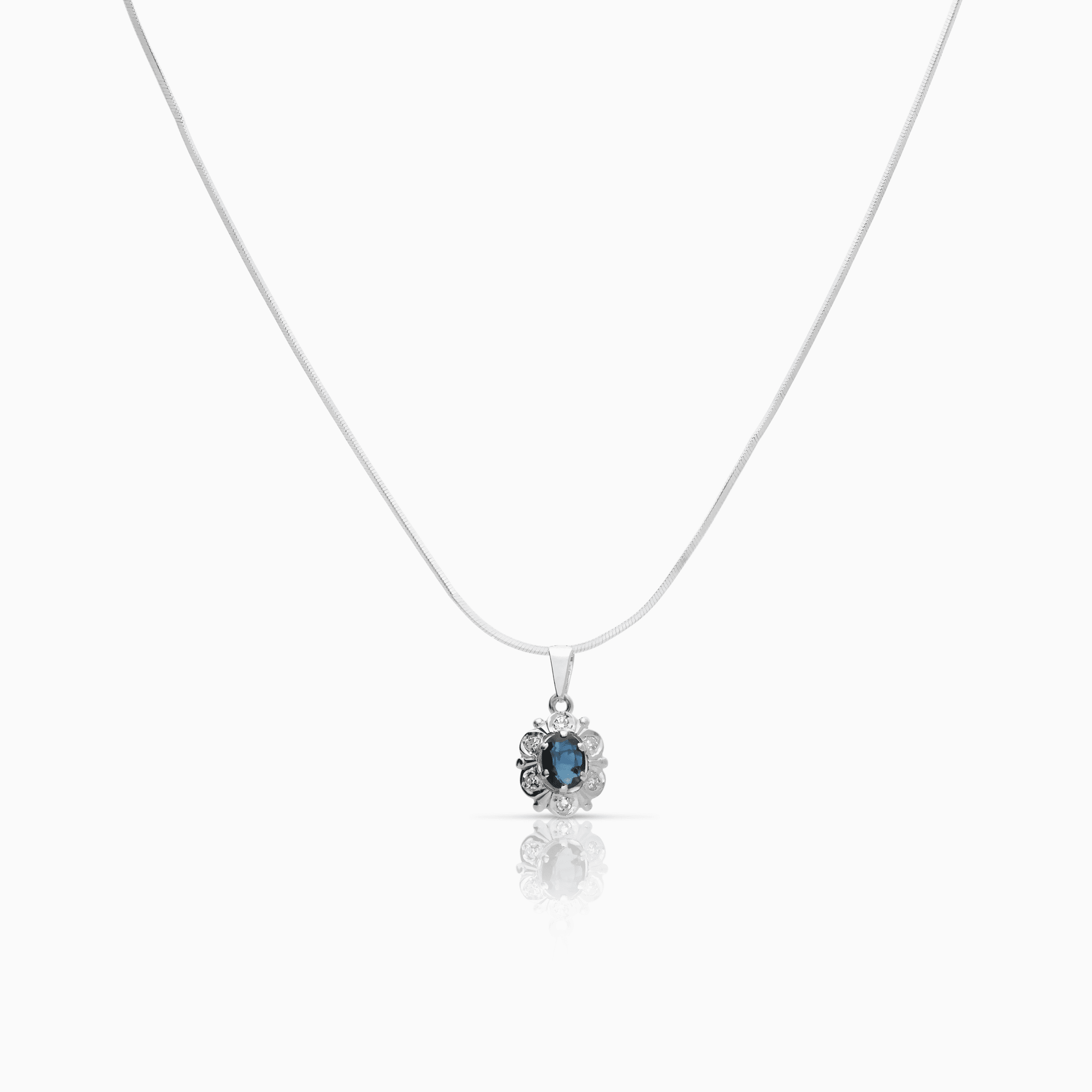 Halsband med halohänge 0,09ct diamanter 18K vitguld